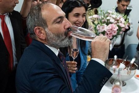 Paşinyan içib, Putini təhqir etdi 