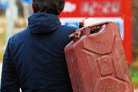 Bakıda ata özünün və övladlarının üstünə benzin töküb, yandırmaq istədi 