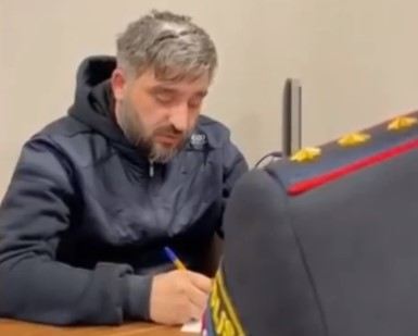 Polis salfetin içində narkotik olduğunu iddia edən şəxsi saxladı VİDEO