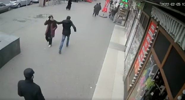 Bakıda məktəbli qızı küçədə vurub qaçdı - Anbaan video