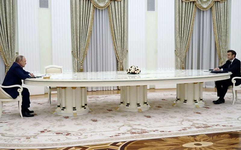 Putinlə Makronun böyük masa ətrafında əyləşməsinin səbəbi açıqlanıb 