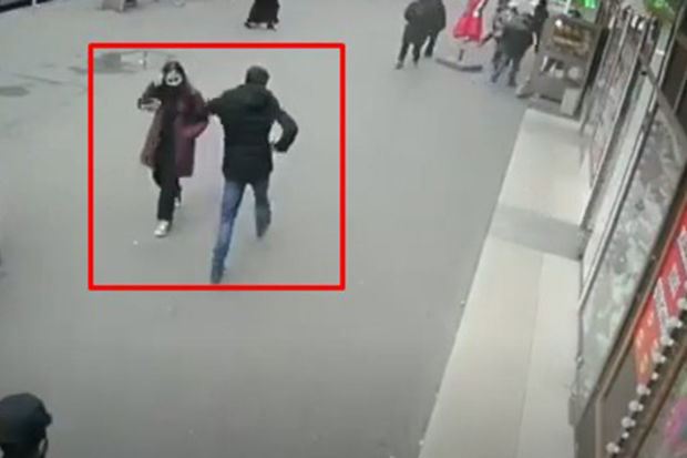 Bakıda küçədə məktəbli qıza şillə vuran şəxs tutuldu - VİDEO 