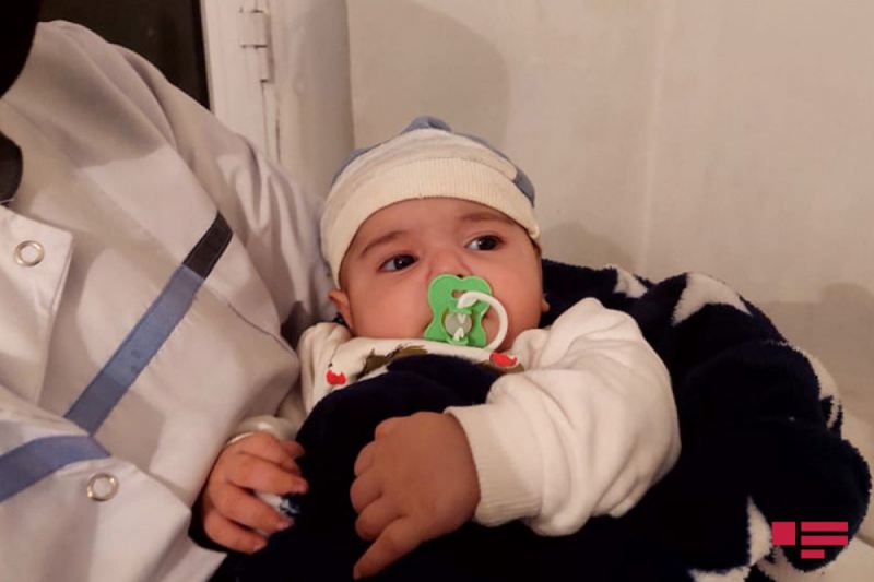 Gəncədə 3 aylıq körpə küçəyə atılıb 