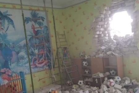Son dəqiqə! Donbasda uşaq bağçası atəşə tutuldu 