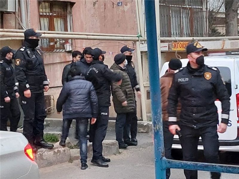 İki uşaq və anasının qətlində şübhəli olan yeznə HADİSƏ YERİNƏ gətirildi- Qətli bu cür törədib FOTOLAR