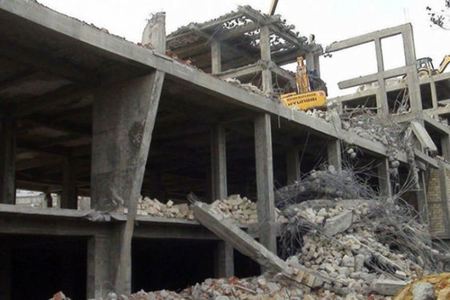 Bakıda DƏHŞƏT! Tikilməkdə olan bina çökdü: Dağıntı altında qalanlar var  - YENİLƏNİB
