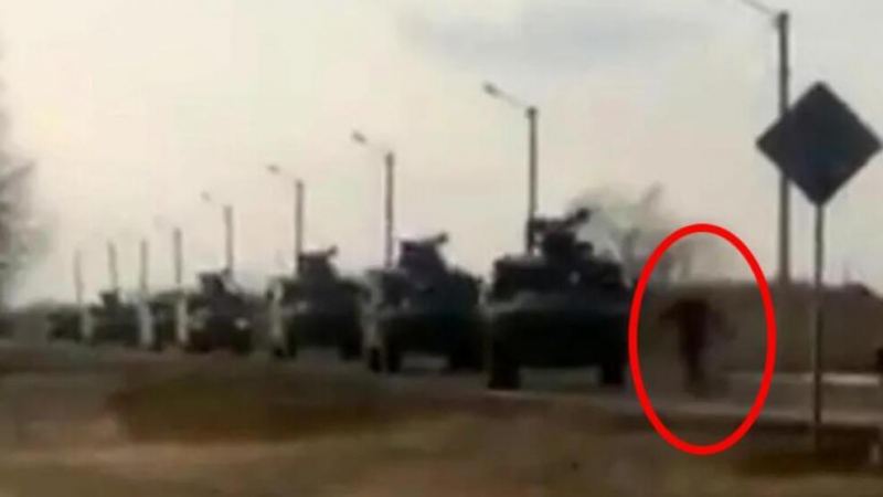 Dünya bu kadrdan danışır: Təkbaşına hərbi karvanın qarşısını kəsən ukraynalı
