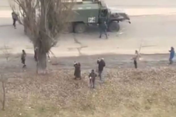 Ukrayna ordusu Rusiya texnikasını ələ keçirdi, hərbçi əsir götürüldü - VİDEO