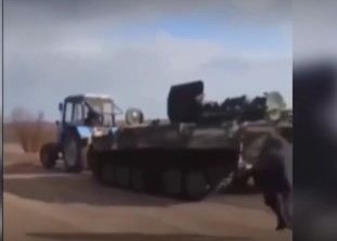 Ukraynalılar Rusiya tankını traxtora qoşub apardılar - FOTO/VİDEO