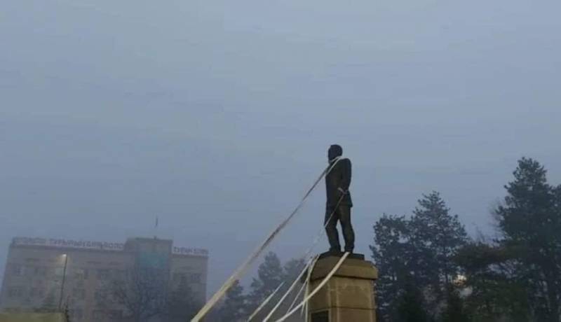 Nazarbayevin heykəlinin boynuna ip saldılar: Video