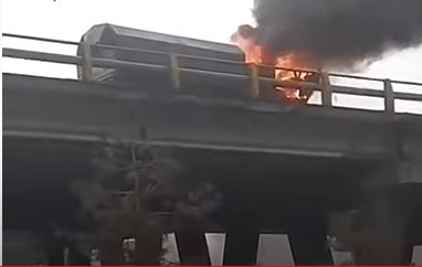 Qazaxıstanda sürücülər rus hərbi maşınını yandırdılar VİDEO
