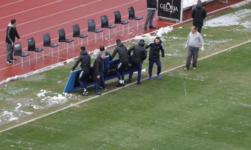 Qurban Qurbanov və futbolçuları meydanı qardan təmizlədilər – Maraqlı şəkillər