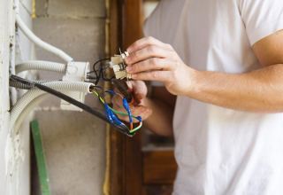 2 nəfəri iş başında elektrik cərəyanı vurub öldürdü 