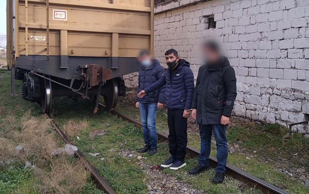 Ahıl kişini daş parçası ilə vurub pulunu aldı 