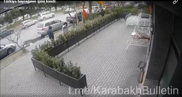 Bakıda Türkiyə bayrağının ipini kəsdi - Polis araşdırma aparır + Video