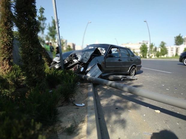 Xəzər rayonunda avtomobil işıq dirəyinə çırpıldı - 26 yaşlı gənc öldü