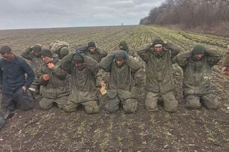 Günün fotosu: Xarkovu \"şumlayanlar\"ın şumda diz çökdürülməsi 
