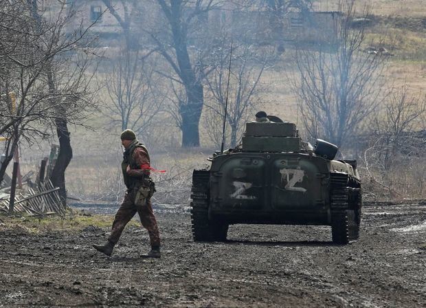 Rusiya qoşunları Ukraynada tankla poçt işçilərinin avtomobilinin üzərindən keçdilər - FOTOFAKT