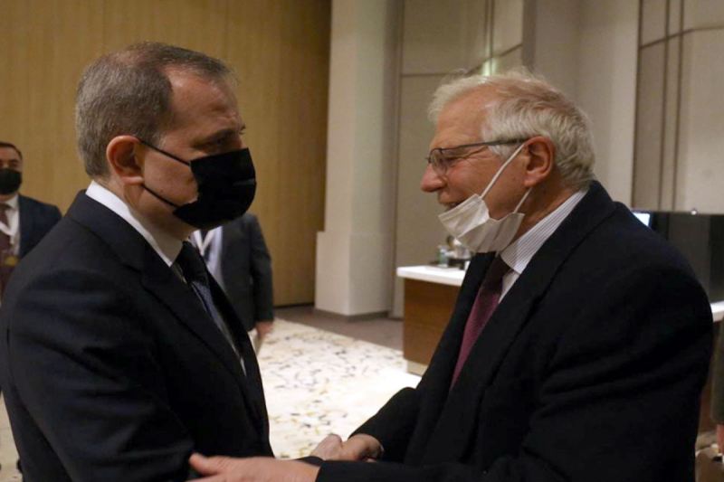 Ceyhun Bayramov Josep Borrellə Ukraynadakı vəziyyəti müzakirə edib 