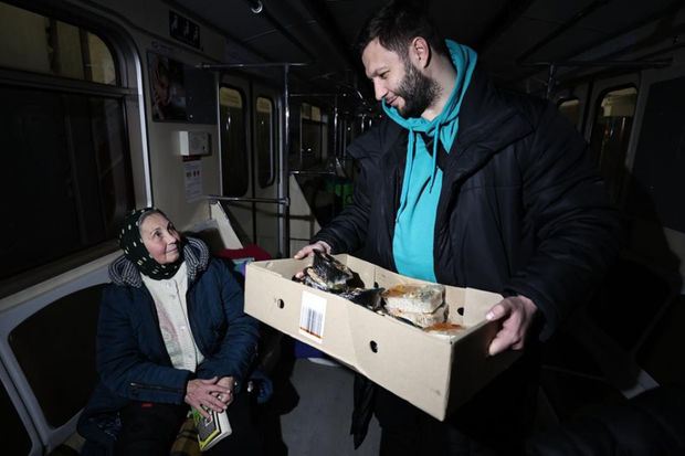 Türk əsilli iş adamı minlərlə Ukrayna vətəndaşının qida təminatını öz üzərinə götürüb - FOTO 
