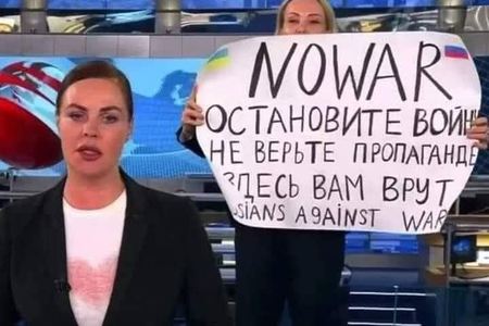 Kreml “1-ci kanal”ın cəsur jurnalistini “xuliqan” adlandırıb 