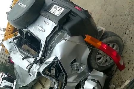 Aeroport yolunda ağır qəza: \"KamAZ\"la minik avtomobili toqquşdu - VİDEO