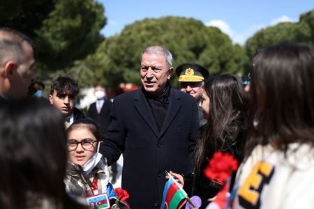 Türkiyənin müdafiə naziri azərbaycanlı uşaqlarla söhbət edib - FOTO