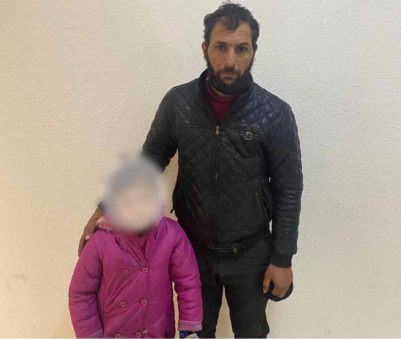 Azyaşlı bacısını diləndirən şəxs saxlanılıb - FOTO
