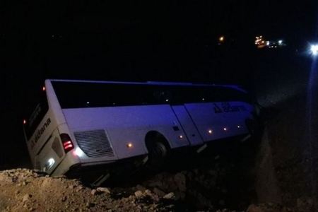 Türkiyədə sərnişin avtobusu qəzaya uğrayıb, onlarla insan xəsarət alıb 