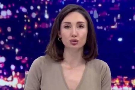 Mikrofonun açıq olduğunu unudan aparıcı çətin vəziyyətə düşdü - VİDEO