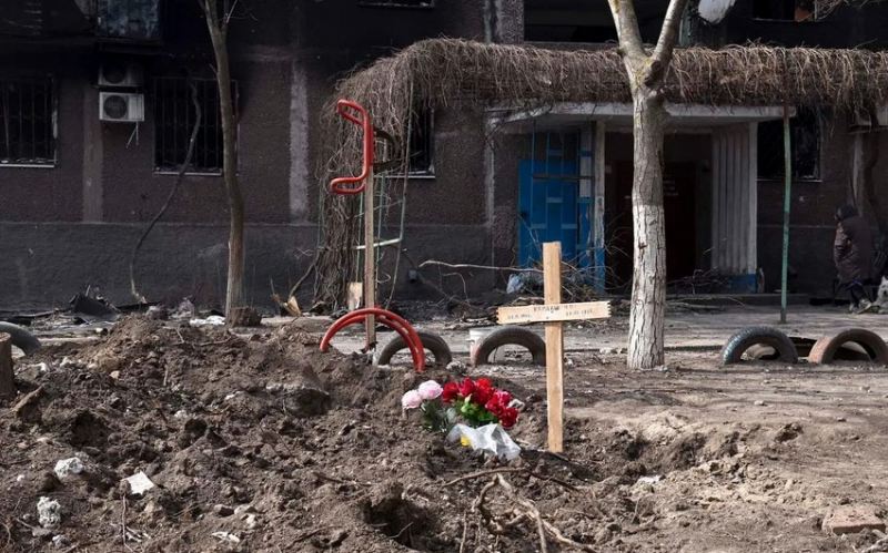 Mariupolda sakinlər yaxınlarını küçələrdə dəfn edirlər – FOTOREPORTAJ