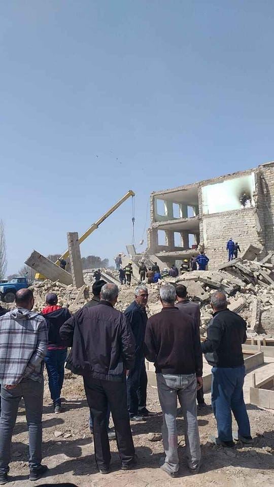 DƏHŞƏT! Azərbaycanda məktəb çökdü: 20 ölü, çox sayda yaralı var - FOTO