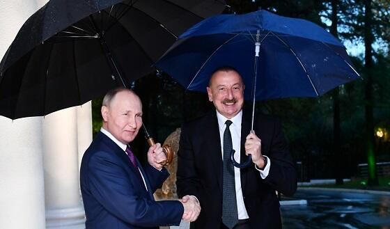 Putin Nikolun əlini sıxdı, Əliyevi isə... - Video