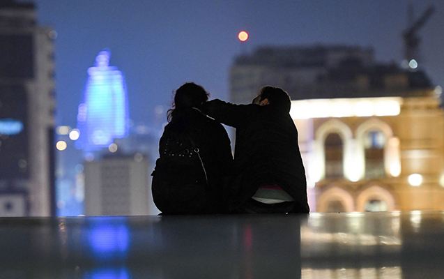 “Qış parkı”nda sevgilisi ilə əyləşən oğlandan pul aldılar - “Camaatın anası-bacısı var” 