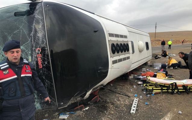 Türkiyədə miqrantları daşıyan avtobus aşdı - 3 ölü, 27 yaralı