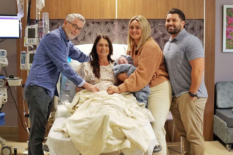 56 yaşlı qadın oğlunun uşağını dünyaya gətirdi: Sözləri hər kəsi şoka saldı FOTO