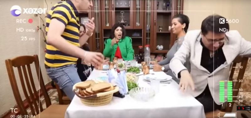 Efirdə gərgin anlar: Qonağın üzünə su atdı - VİDEO