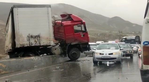 Xocasən yolunda \"Kamaz\" beton səddə çırpıldı - VİDEO