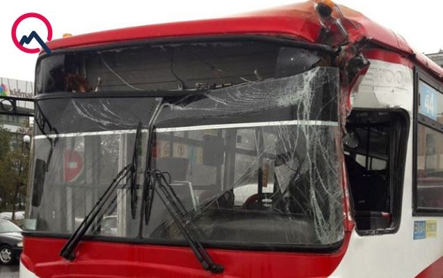 Bakıda \"Bakubus\"la digər avtobus toqquşdu - FOTO 