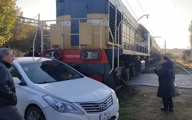 Bakıda qatarla avtomobil toqquşdu - Foto