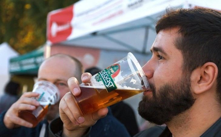 Qətər hökuməti stadionlarda pivə satışını qadağan etdi 