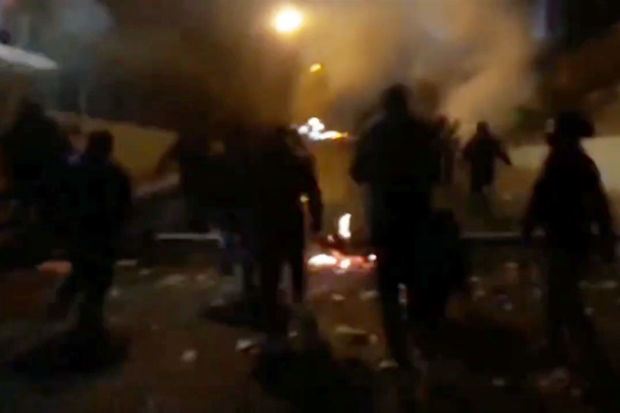 Güney Azərbaycanda qəzəblənmiş əhali molla rejiminə məxsus maşınları yandırıb – VİDEO 