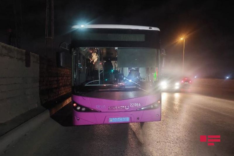 Bakıda minik avtomobili avtobusla toqquşub - FOTO 