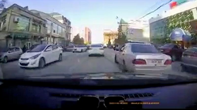 Bakıda saatda 12 ilə gedən avtomobil belə aşdı - VİDEO 