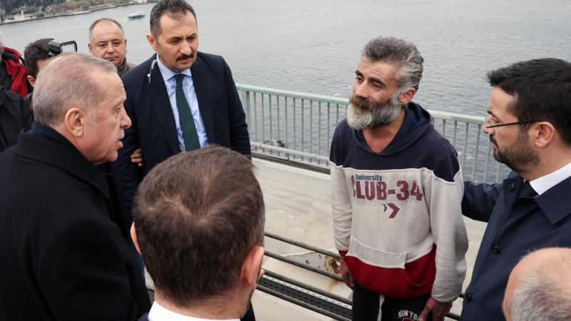Ərdoğan intihar etmək istəyən şəxsi belə xilas etdi - VİDEO