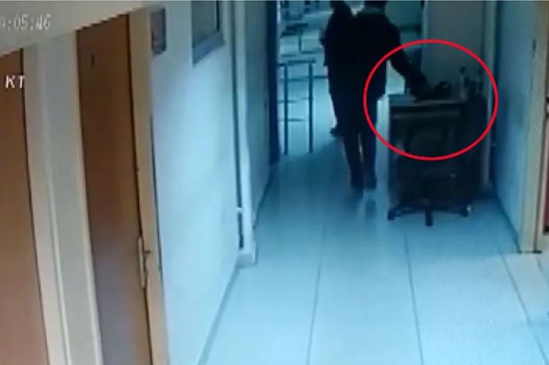 İstanbulda həbs olunan şəxs bölmədə polisin çantasını oğurladı - VİDEO