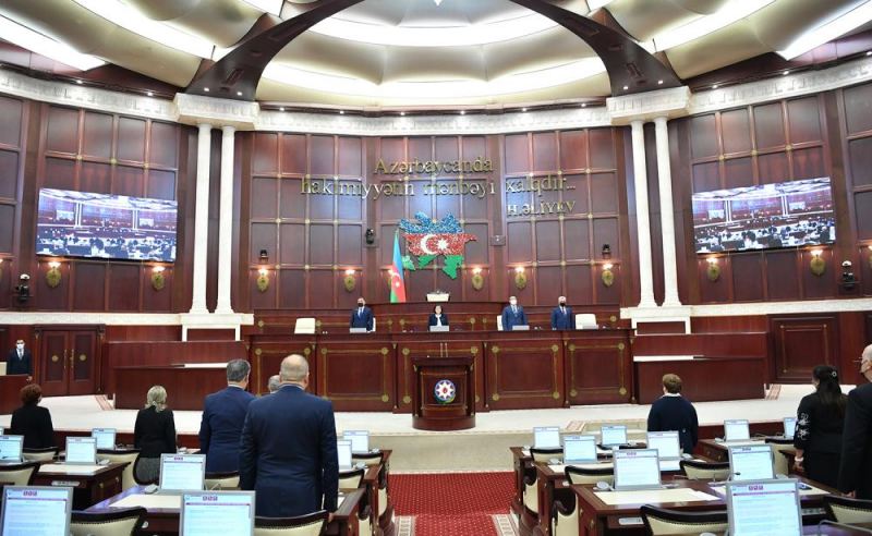 Milli Məclisdə səsvermə zamanı deputatlardan biri düyməni səhv basıb - FOTO