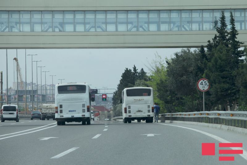 Bakıda sərnişin avtobusu işıq dirəyinə, daha sonra ağaca çırpılıb 