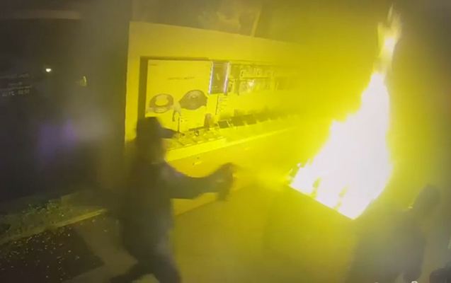 Polislər “Baku Electronics”i yanmaqdan xilas etdi - Video