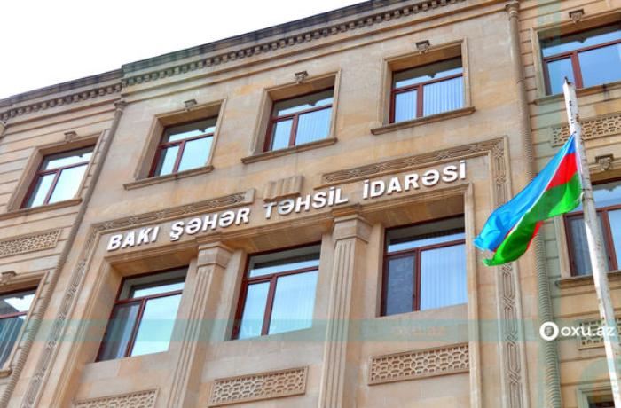 Məktəb direktoru şəhidlərin ruhunu yad etmək üçün ayağa qalxmadı — FOTO/VİDEO